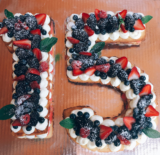 Pastel de Numeros/Letra con crema de mascarpone y frutos rojos